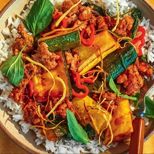 Τηγανητά κολοκυθάκια με χοιρινό, πιπεριές και ρύζι