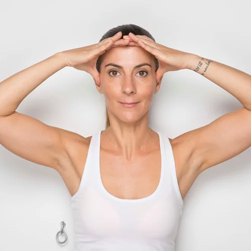 Τρίζεις τα δόντια σου και δεν κοιμάσαι καλά; 3 κινήσεις Face Yoga για ήρεμο ύπνο