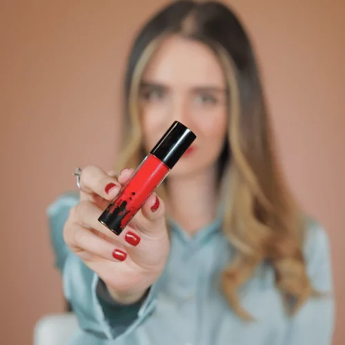 Πώς να κάνεις juicy τα χείλη σου με κόκκινο κραγιόν