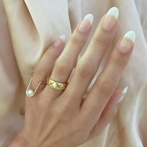 Γαλλικό μανικιούρ: Η καθόλου «γαλλική» ιστορία του και οι πιο κομψές και ευφάνταστες εκδοχές του