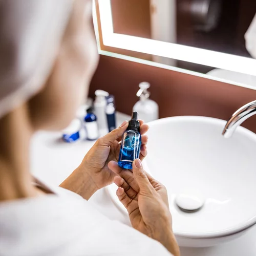 Serum προσώπου: Ποιοι είναι οι καλύτεροι οροί για λαμπερό και νεανικό πρόσωπο;