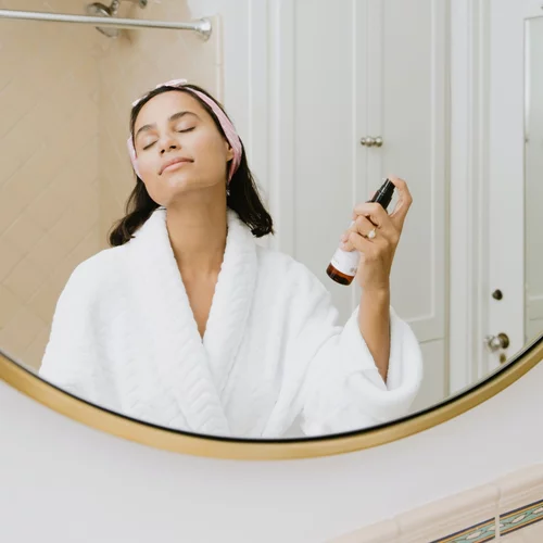 Πώς να διατηρώ την επιδερμίδα μου ενυδατωμένη και λαμπερή καθημερινά;