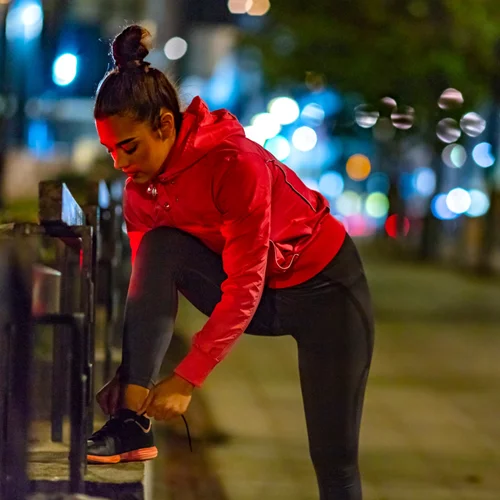 Βραδινό τρέξιμο; Τι χρειάζεσαι για να το κάνεις σωστά (η ώρα, οι τροφές, η διαδρομή)