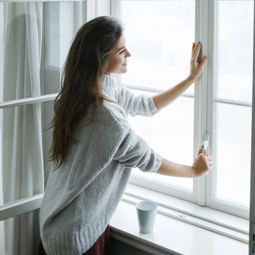 Πώς δεν θα κολλήσουμε κορονοϊό «τελευταία στιγμή»; Ο αερισμός του σπιτιού μετράει!