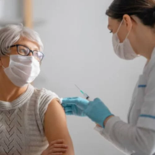 Ξεκινά ο εμβολιασμός για τις ηλικίες 60-64 με το εμβόλιο της Astra Zeneca