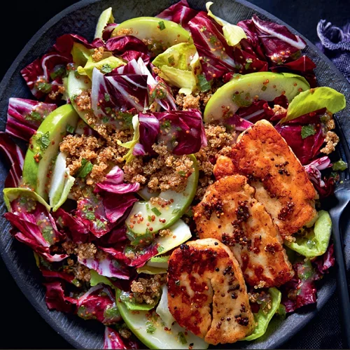 Σαλάτα με ραδίκια, χαλούμι και μήλο