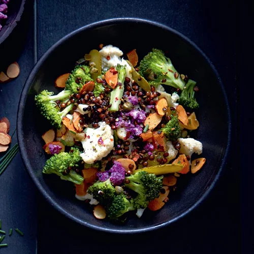 Σαλάτα με μπρόκολο, κουνουπίδι και φακές