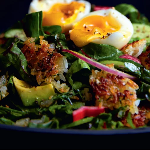 Σαλάτα με τραγανό ρύζι, σέσκουλο και αυγά