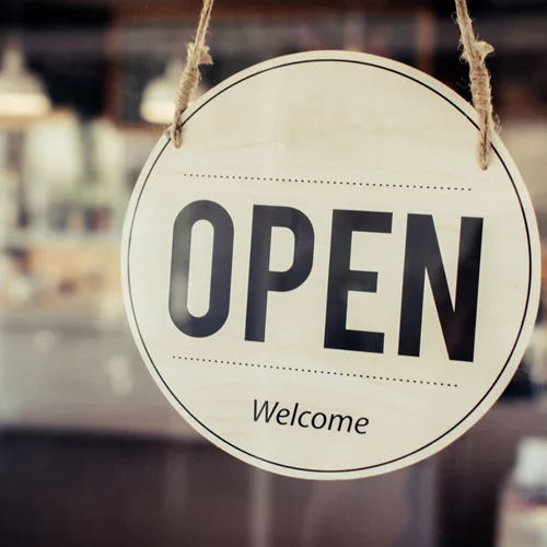 Η ζωή μετά τον εμβολιασμό για COVID-19: Θα αγκαλιαζόμαστε, θα ταξιδεύουμε, θα φοράμε μάσκα;