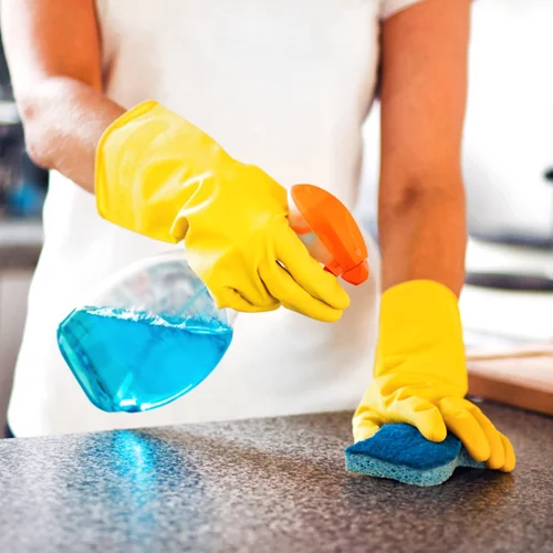 Μεταδίδεται ο κορονοϊός από τις επιφάνειες; Να τις απολυμαίνουμε ή είναι άδικος κόπος;