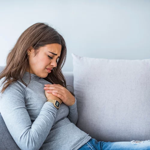 Πόνος στο στήθος και ζάλη: Αιτίες και πότε είναι απαραίτητο να ζητήσετε βοήθεια