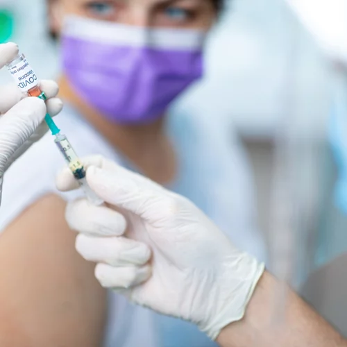 Περιμένοντας την έγκριση για το εμβόλιο της Johnson & Johnson: Η μία δόση, οι παρενέργειες, η αποτελεσματικότητα