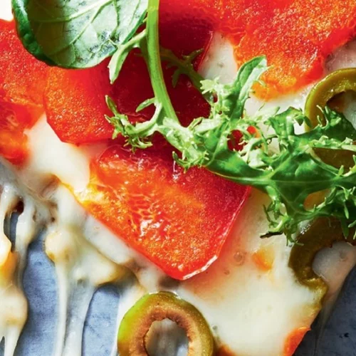 Πίτσα με σάλτσα από ντοματίνια, πράσινα λαχανικά και τραγανή κρούστα