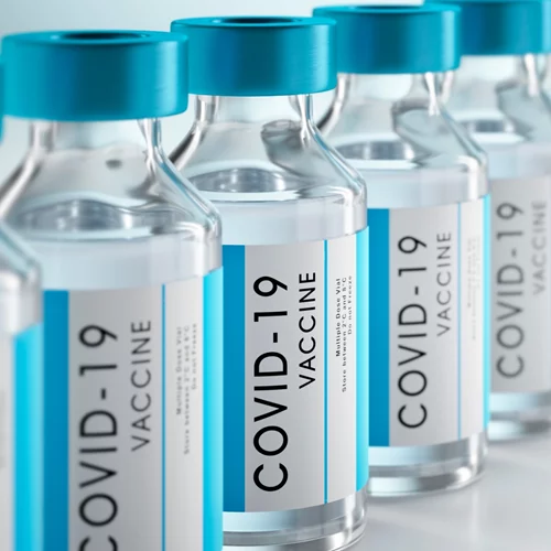 Εμβόλιο AstraZeneca: "Ναι" της Εθνικής Επιτροπής για εμβολιασμό και στις ηλικίες άνω των 65