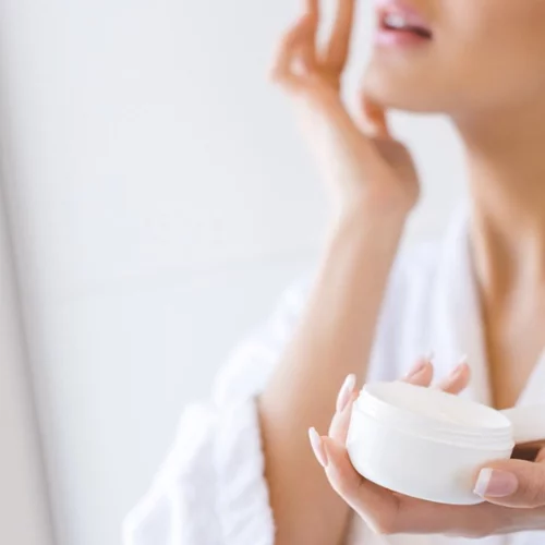 Πώς επιλέγω το σωστό αντηλιακό ανάλογα με την ηλικία μου;