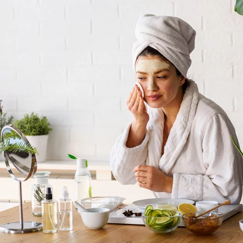 Εκμεταλλεύσου το χρόνο που περνάς στο σπίτι για να προσφέρεις το καλύτερο στην επιδερμίδα σου