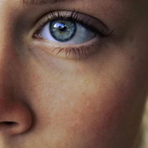 5 πολυτελή έλαια προσώπου για ενυδάτωση και λάμψη που δεν πρέπει να λείπουν από το μπουντουάρ καμίας γυναίκας 50+