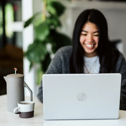 Βιντεοκλήσεις: Το να κοιτάς τον εαυτό σου μπορεί να σε επηρεάσει ψυχολογικά (αρνητικά);