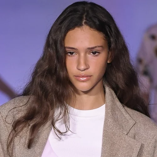 Μακριά μαλλιά που δείχνουν άτονα, χωρίς ζωντάνια; 5 μοντέρνα hairstyles που θα τους δώσουν στιλ στη στιγμή