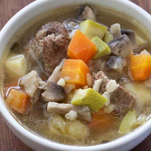 Πεντανόστιμη κρεατόσουπα: Μοσχαράκι βραστό με λαχανικά