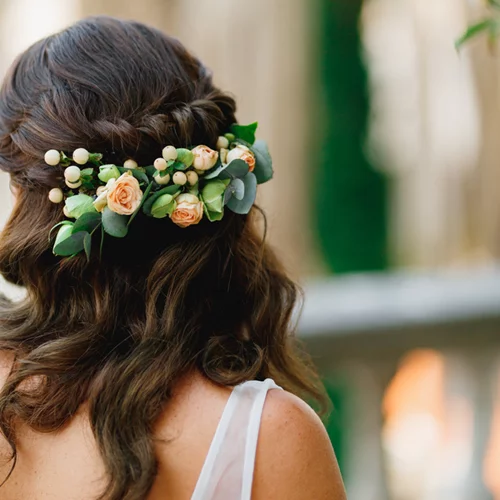 Παντρεύεσαι; 5 νυφικά χτενίσματα που μπορείς να κάνεις ακόμα και μόνη σου