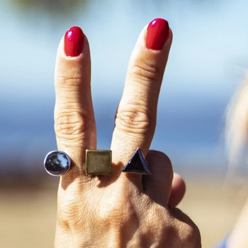 4 βερνίκια για τα πιο εντυπωσιακά κοραλλί & κόκκινα νύχια του καλοκαιριού