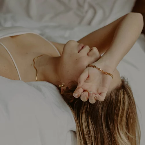 Νιώθεις υπνηλία και είσαι διαρκώς ψυχικά πεσμένη; Τι συστήνει ο ψυχολόγος;