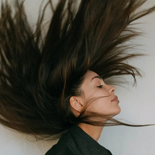 TikTok Hair Hacks: 2 εύκολα tutorials για να μακρύνεις τα μαλλιά σου φυσικά