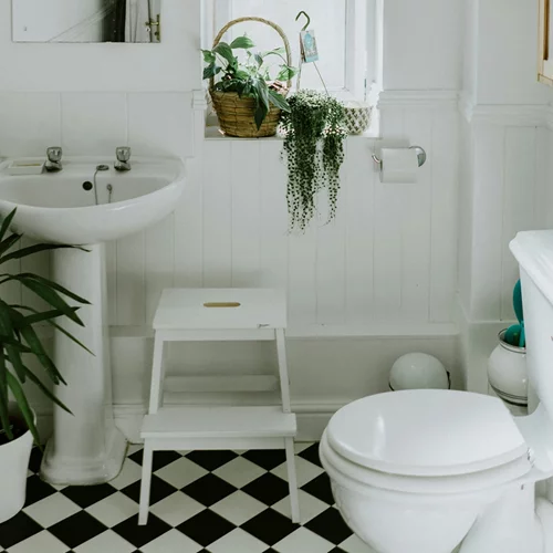 Το TikTok ορκίζεται σε αυτό: Το DIY καθαριστικό μπάνιου με 3 υλικά που εξαφανίζει τα άλατα!