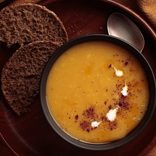 "Η βροχή θέλει κουτάλι": Η βελούδινη σούπα γλυκοπατάτας του Άκη Πετρετζίκη