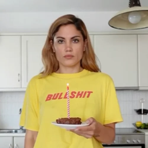 Το σποτ για το #συνέδριο δεν κατάφερε να μεταφέρει το μήνυμα των δημιουργών του: Η Μαίρη Συνατσάκη έκανε "μετάφραση" και συμφωνούμε μαζί της