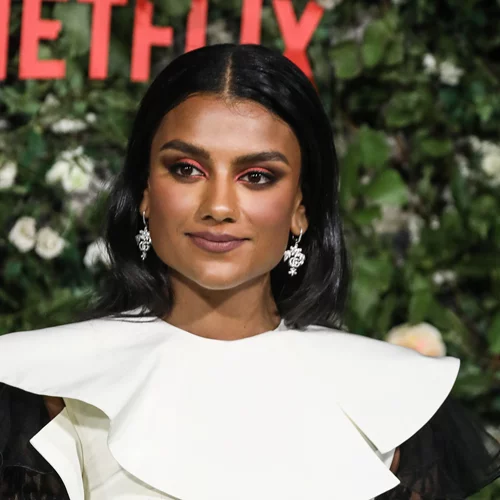 Η Simone Ashley του Bridgerton έκανε μόνη της τατουάζ. Πόσο ασφαλής είναι αυτή η διαδικασία;