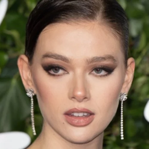 Ένα serum ματιών που θα σε βοηθήσει να αποκτήσεις μια λαμπερή, νεανική εμφάνιση στις γιορτές