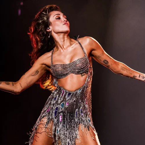 Το νέο trend δεν είναι η δίαιτα, αλλά οι μύες: Γιατί η μόδα αγαπά ξανά τα γυμνασμένα σώματα;