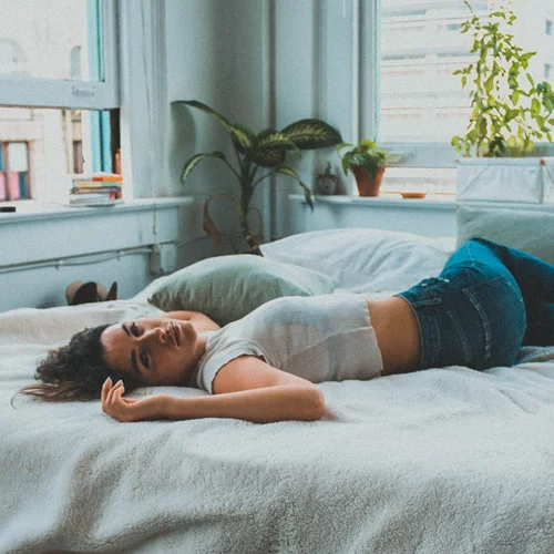 Πόσο κακό είναι να πέφτεις στο κρεβάτι με τα ρούχα που φορούσες όλη μέρα;