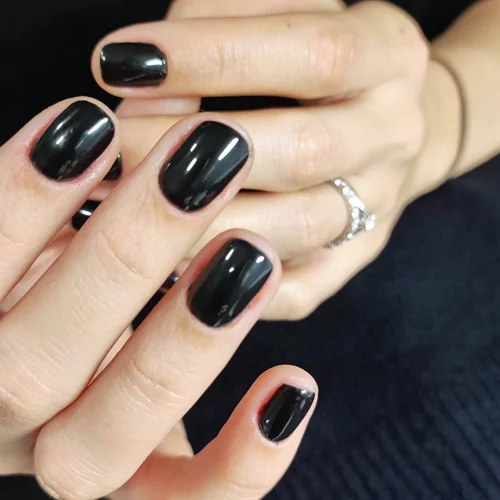 Midnight Jelly: Το απόλυτα chic μανικιούρ που θα αντικαταστήσει το μαύρο