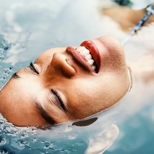 Θαλασσινό νερό: Tα οφέλη στην ομορφιά σου (κάνε πίλινγκ, ποδόλουτρο, μάσκες)