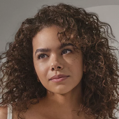 Έχεις σγουρά ή σπαστά μαλλιά; Η ολοκληρωμένη σειρά περιποίησης που χρειάζεσαι