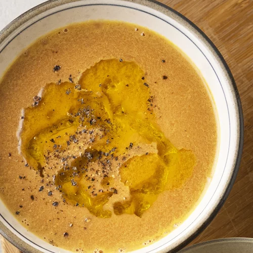 Αυτή η σούπα κόκκινης φακής με λεμόνι έχει όλα όσα ζητάς: γεύση, θρέψη και μηδέν κόπο