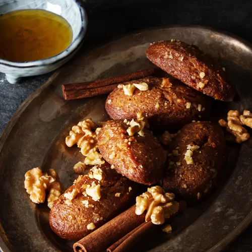 Μελομακάρονο, κουραμπιές ή δίπλες; Ποιο γλυκό είναι πιο υγιεινό;