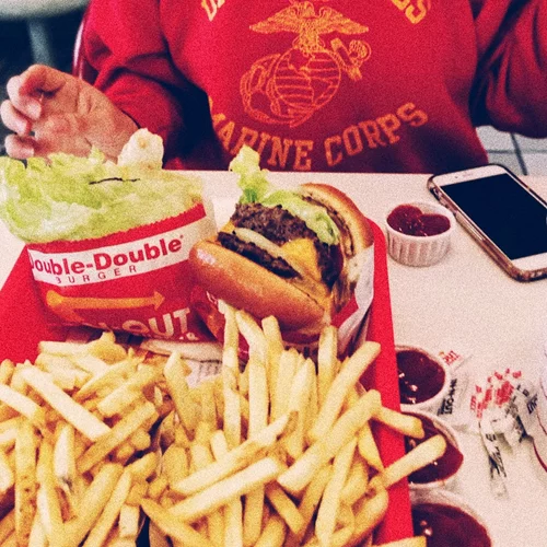 6 λόγοι που δεν πρέπει να λιμοκτονείς όταν το παρακάνεις με κάποιο γεύμα