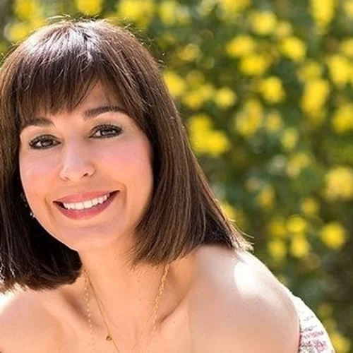 Η Κατερίνα Παπουτσάκη φόρεσε την κολακευτική σκιά που κάθε γυναίκα με καστανά μάτια πρέπει να δοκιμάσει