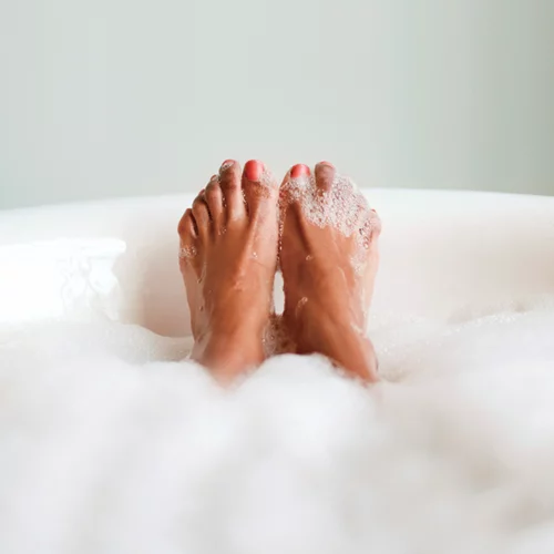 Πονάω στα πέλματα: Έτσι θα ανακουφίσεις τα πέλματα σου λέει ο ειδικός