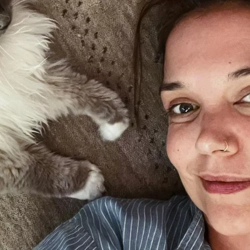 Katie Holmes: To τρικ με το ρουζ που ακολουθεί "κρύβει" χρόνια από το πρόσωπο