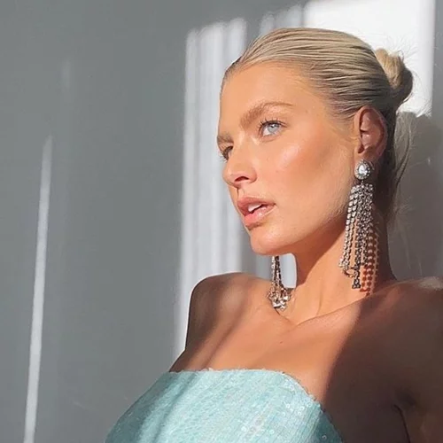 H Μαίρη Βυτινάρος προτείνει 3 πανεύκολα χτενίσματα, ιδανικά για τις bad hair days σου