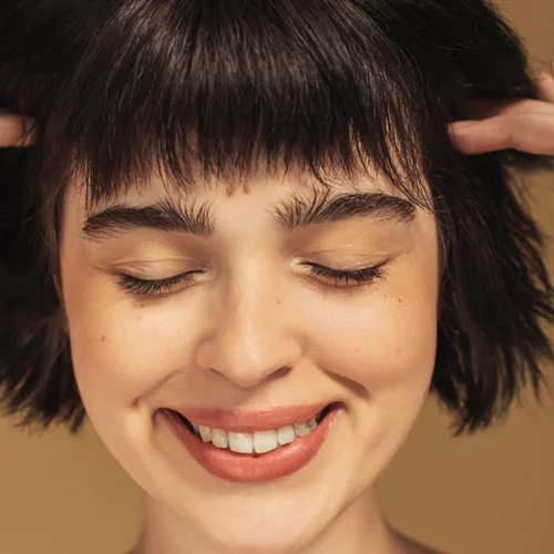 Γιατί τα μαλλιά σου λαδώνουν από τη δεύτερη μέρα - 5 λάθη που κάνεις