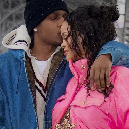 Το γλυκό σνακ που αναζητά στην εγκυμοσύνη της η Rihanna