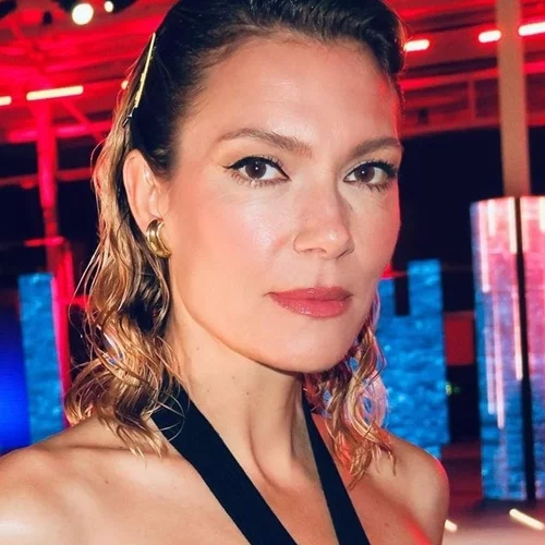 Βίκυ Καγιά: Προτείνει ένα (πολύ) σέξι χτένισμα που θα σε κάνει να δείχνεις 10 χρόνια νεότερη