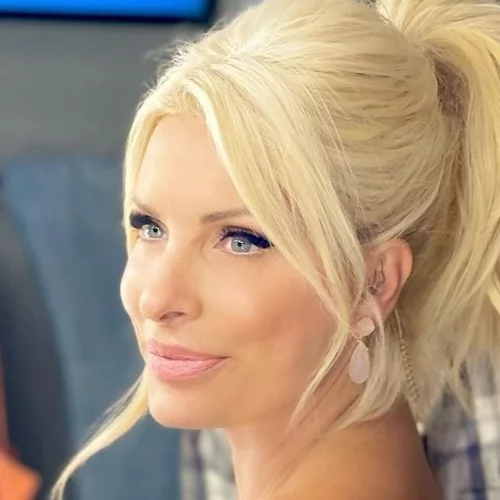 Η Ελένη Μενεγάκη φόρεσε τη ροζ σκιά που κολακεύει όλα τα χρώματα ματιών