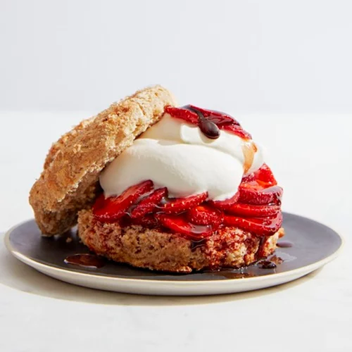 Μπισκοτοκέικ από αλεύρι ντίνκελ με φρούτα και σαντιγί